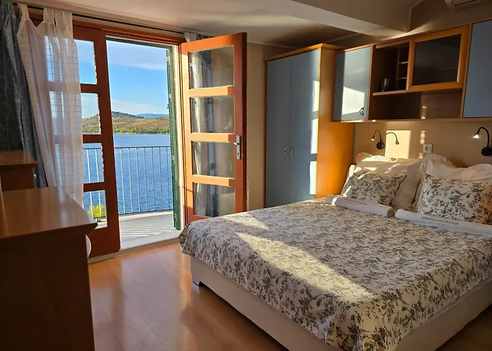 Gacina Apartman Grebastica